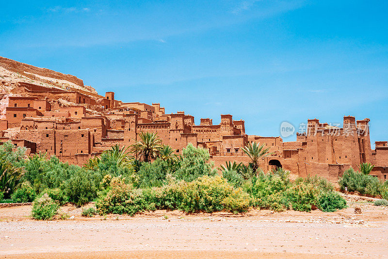 摩洛哥的Ait Ben Haddou ighrem(要塞村庄)，一个阳光明媚的日子，背景是晴朗的蓝天。